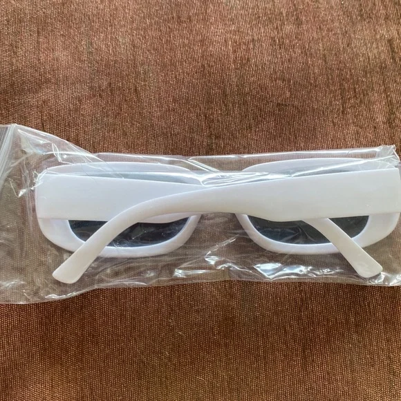 🆕NIP: Retro White Frame with Black Lens Sunglasses - Picture 5 of 5